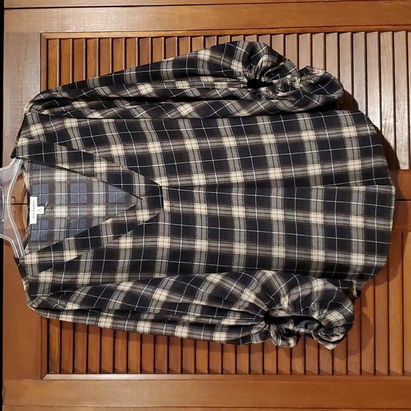 Blu Pepper Tops - NWOT Blu Pepper plaid v-neck shirt